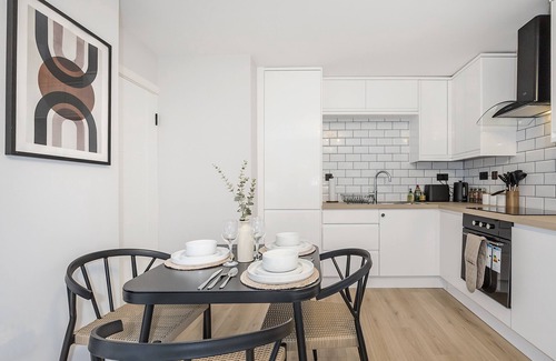 Goresbrook Apartment | Well presented and stylish 2 bedroom apartment close to Station. Free Parking!