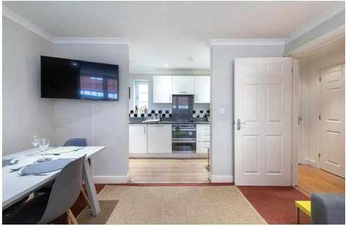 Wells House | Wells City Centre, Quiet Mews House, sleeps 6