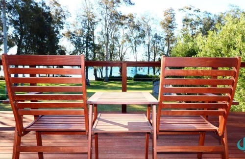 Wangi Wangi House | Wemberley Lakehouse- Absolute waterfront and pool