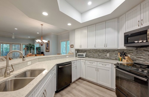 Palmetto Dunes Condo | Wendover Dunes 8139 - 2 Master Bedrooms/Master Baths - Screened Verandah