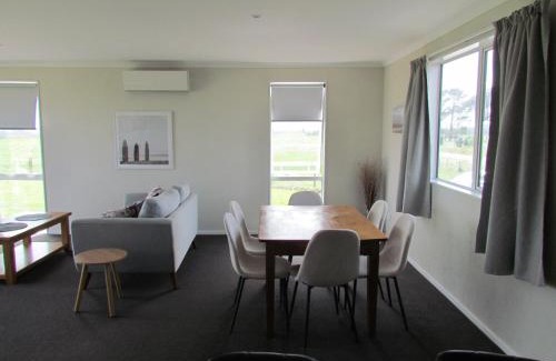 Te Kopuru House | West Coast Wonder 4 Minutes Drive to Glinks Gully