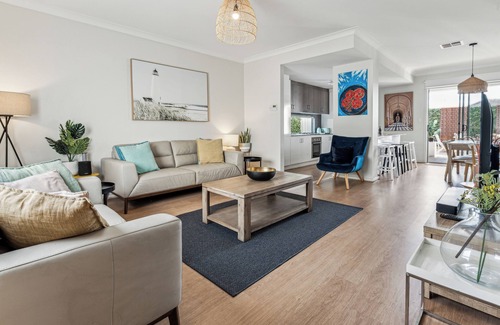 West Croydon House | West Croydon Luxury Townhouse 3br 2bth near Cafés, Coles Free Parking close CBD