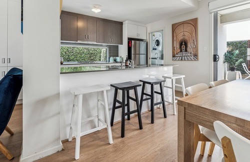 West Croydon House | West Croydon Luxury Townhouse 3br 2bth near Cafés, Coles Free Parking close CBD