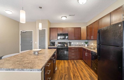 West Des Moines Apartment | West Des Moines- Garage, Gym, Pool, Jordan Creek