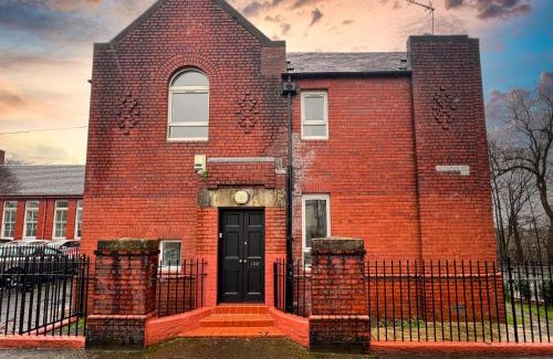 North West Apartment | West End Gem 3BR Detached Family House