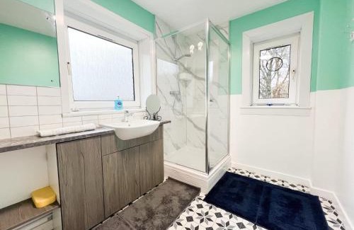 North West Apartment | West End Gem 3BR Detached Family House