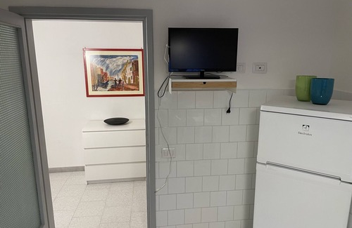 San Vincenzo Apartment | West garden: basement within walking distance of the sea
