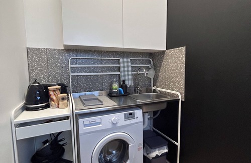 Toowong House | WEST HUB. Private Infrared Sauna only 3km to city & more! New reno, loft style!