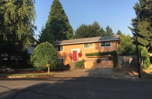 West Linn House | West Linn Relaxing Entire Home WiFi TV Yard BBQ Eateries