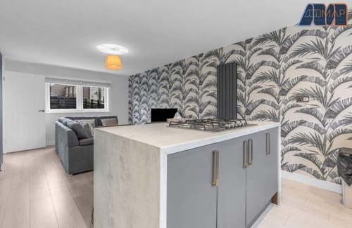 Whitburn House | West Lothian 5 Beds + car space