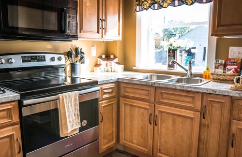 Niagara Falls House | West Orchard - One Block From the River