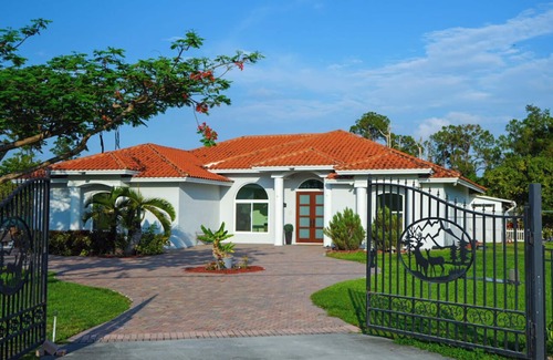 Hunt Club House | West Palm Oasis Spacious 4BR Pool Hot Tub BBQ King Beds
