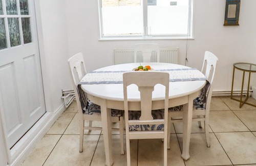 Chipping Norton Cottage | WEST STREET PLACE, pet friendly, with a garden in Chipping Norton