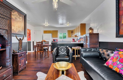 West University Apartment | West University art-partment 1 bedroom bungalow!