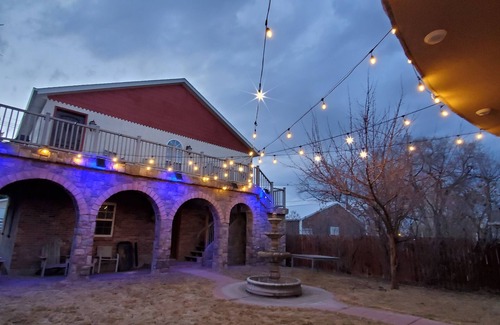Gillette House | Western Carriage House Studio Suite- Western themed retreat- Full Kitchen & Bath