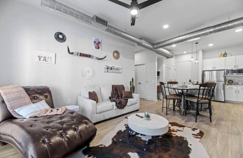Dallas Apartment | Western Saloon 2BR 4Bed Prime Location