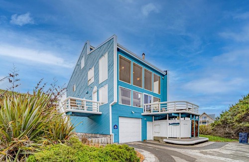 Gold Beach House | Whale of a View