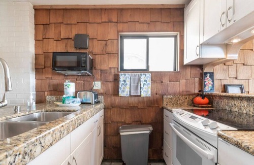 Capistrano Beach Apartment | Whale Rock House (Beach Front, Downstairs)