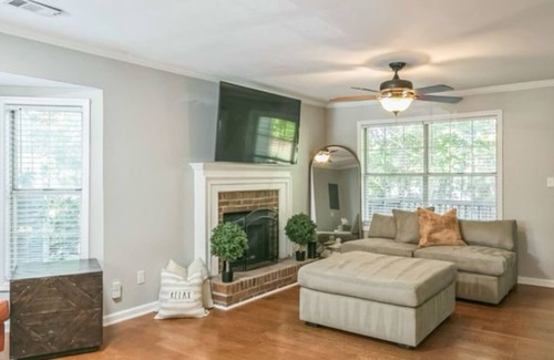 Smyrna House | What a lovely and peaceful townhome in the charming city of Smyrna, Georgia!