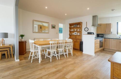 Helston House | Wheal Francis - Hot Tub - Accessible Bungalow - Free Wi-Fi - Parking