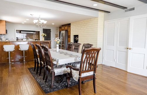 Walnut House | Where DTLA meets Disney: A Spacious Cozy Hillside Panoramic View Villa with Pool