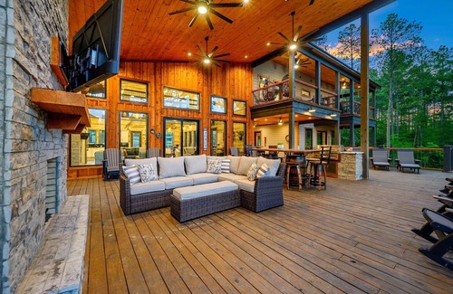Pickens Cabin | Where the Wild Things Are | 10BR Luxury Cabin w/Game Room, 2 Hot Tubs, Pond, & EV Outlet