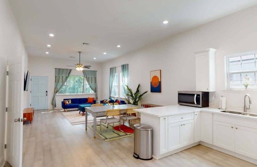 Mid-City House | Whimsical 5BD | Sleeps 12 |Parking| Central Locale