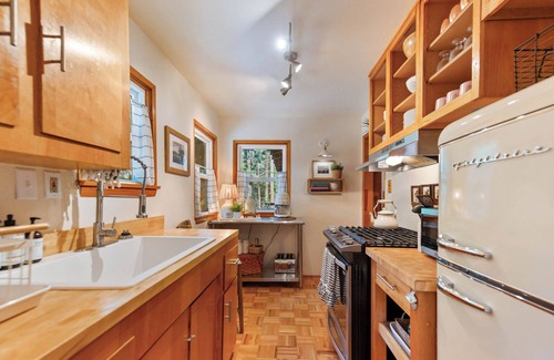 Pine Cove Cabin | Whimsical Cabin *Spa, Fireplace, Pet Friendly*