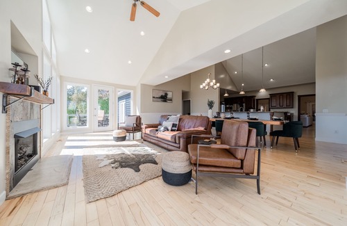 Candler House | Whiskey Way Inn - Amazing Amenities w/Hot Tub/Game Room/Privacy/Views -yet close to it all!