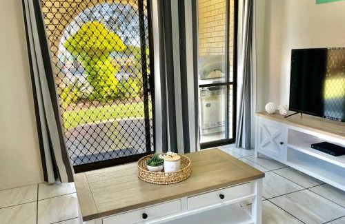 Bongaree Apartment | WHISPERING PALMS