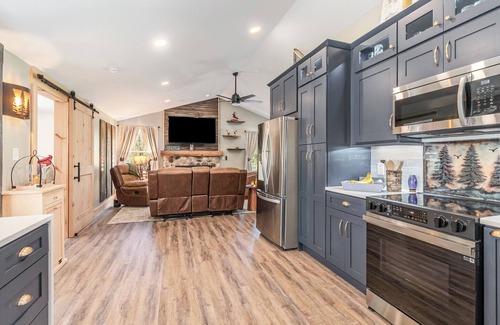 Biglerville House | Whispering Pines Cabin Cozy Forest Cabin Retreat