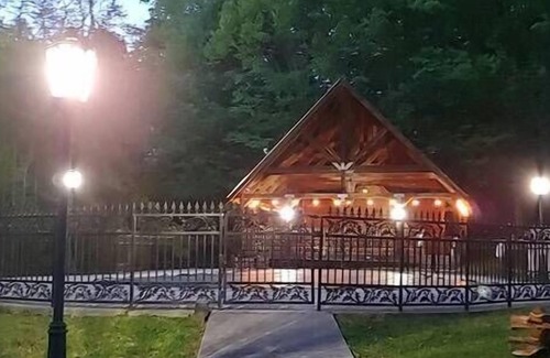 Townsend Cabin | Whispering Pines - Enclosed Hot Tub/Gas Fireplace/Secluded/Sleeps 5