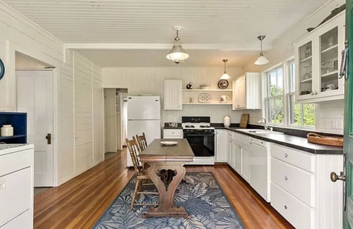 Mid-Coast and Islands House | Whispering Winds Cottage, Offering Ocean views & Resort Amenities, 5 BR/2 Bath