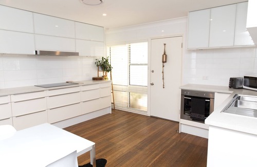 Lake Cathie Cottage | White Beach Cottage - Pets Welcome