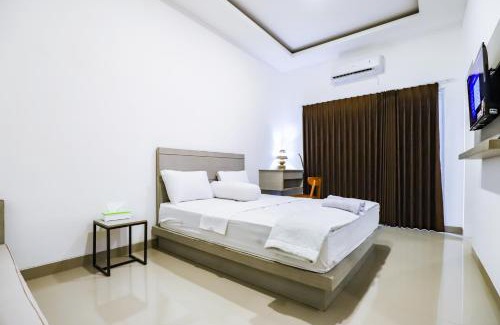 Peliatan House | White-Blue House 2 - Pvt Room, Shared Pool&Kitchen
