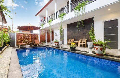 Peliatan House | White-Blue House 2 - Pvt Room, Shared Pool&Kitchen