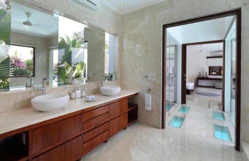 Batu Bolong Villa | White Canny 5 BR Pool Vila Canggu CYN