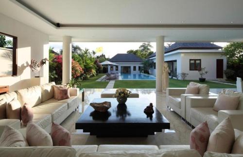 Batu Bolong Villa | White Canny 5 BR Pool Vila Canggu CYN
