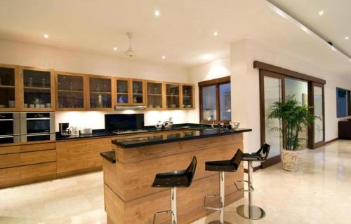Batu Bolong Villa | White Canny 5 BR Pool Vila Canggu CYN