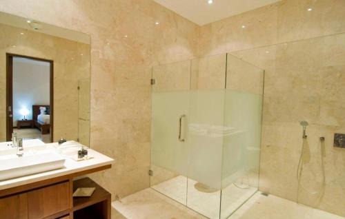 Batu Bolong Villa | White Canny 5 BR Pool Vila Canggu CYN