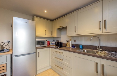 Woodbridge Cottage | White Cottage Apartment - sleeps 2 guests in 1 bedroom
