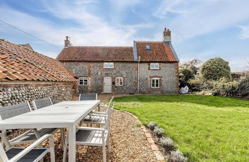 Salthouse Cottage | White End | Flint cottage in Salthouse just moments from the coast