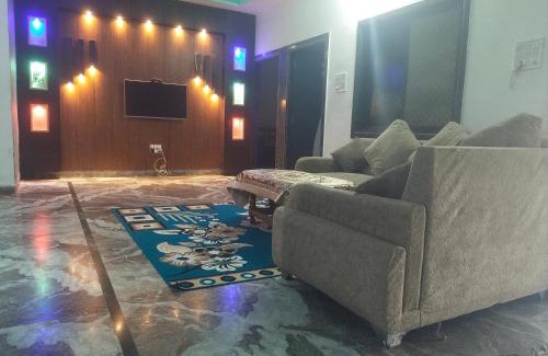 Mandsaur House | White house