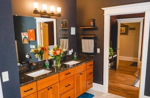 Center Conway House | White Mountain Mansion -Secluded property, PETS OK, THEATRE ROOM, GAME ROOM, GYM
