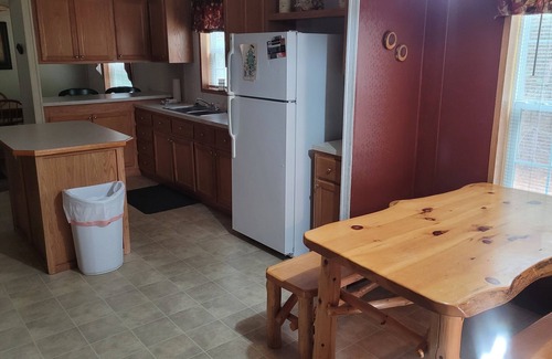 Thompsonville House | White Pine 4 BR 2 BA home 1 mile to Crystal Mtn Resort