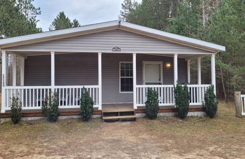 Thompsonville House | White Pine 4 BR 2 BA home 1 mile to Crystal Mtn Resort