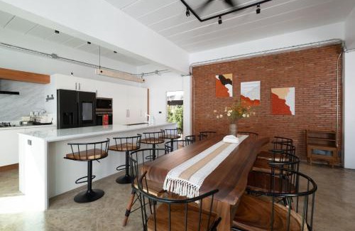 Chang Phueak Villa | White Pool Villa Chiangmai