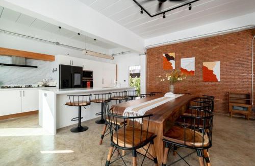 Chang Phueak Villa | White Pool Villa Chiangmai