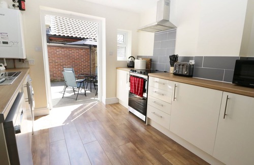 Guisborough Cottage | WHITE ROSE COTTAGE, pet friendly, with a garden in Guisborough