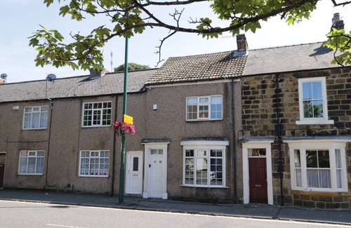 Guisborough Cottage | WHITE ROSE COTTAGE, pet friendly, with a garden in Guisborough